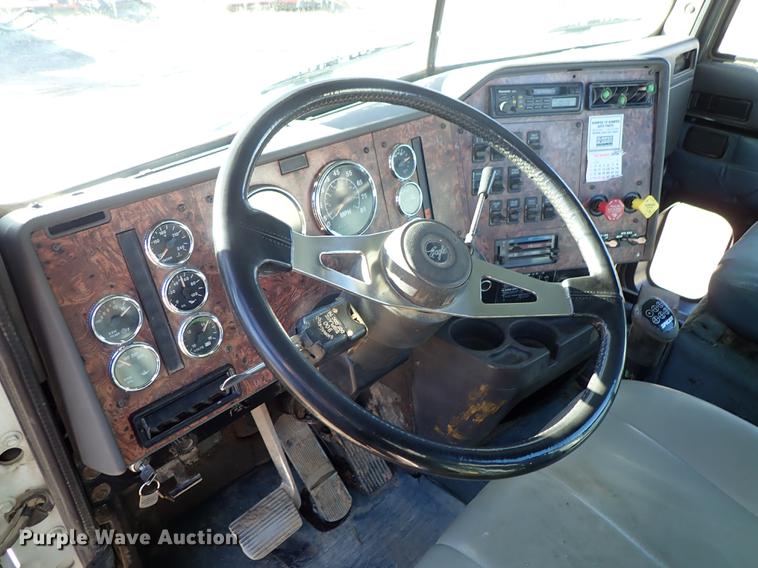 image for item DG2927 1999 International 9400 semi truck