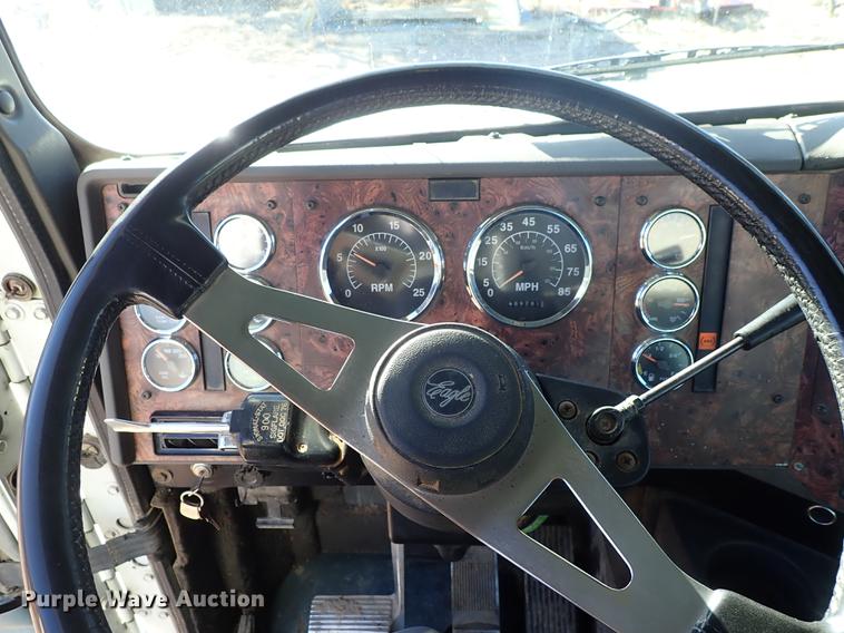 image for item DG2927 1999 International 9400 semi truck