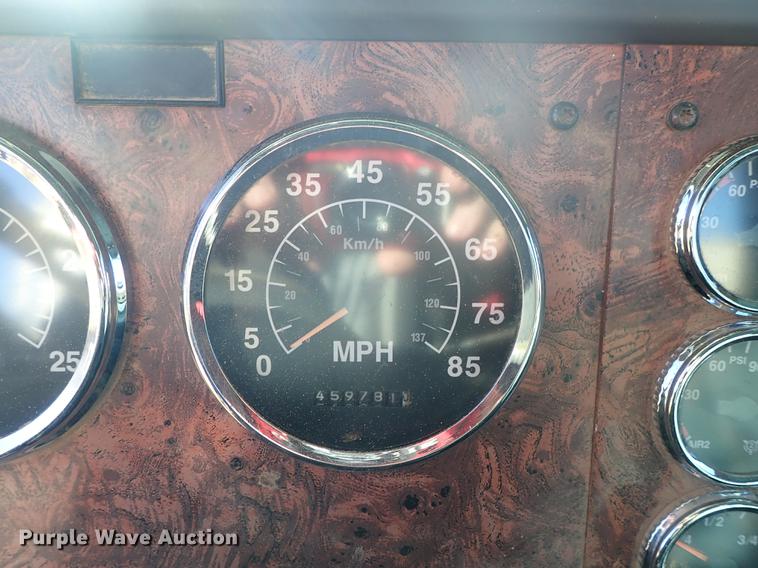 image for item DG2927 1999 International 9400 semi truck