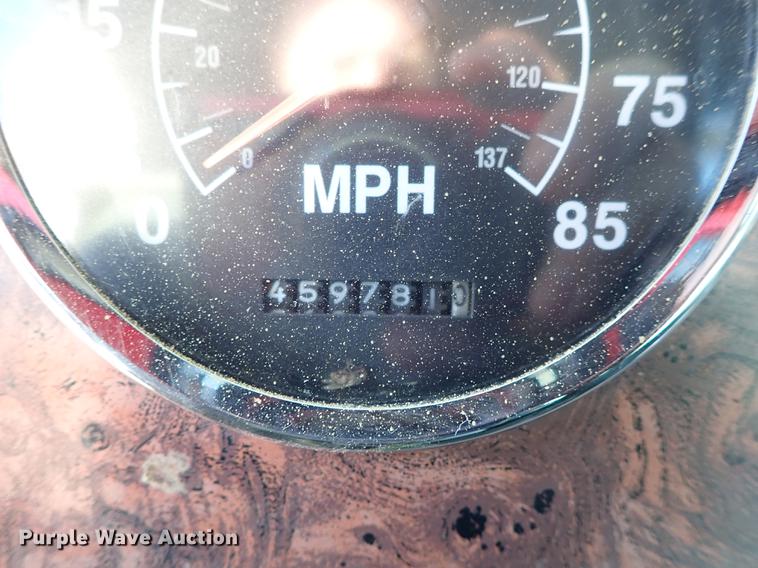 image for item DG2927 1999 International 9400 semi truck