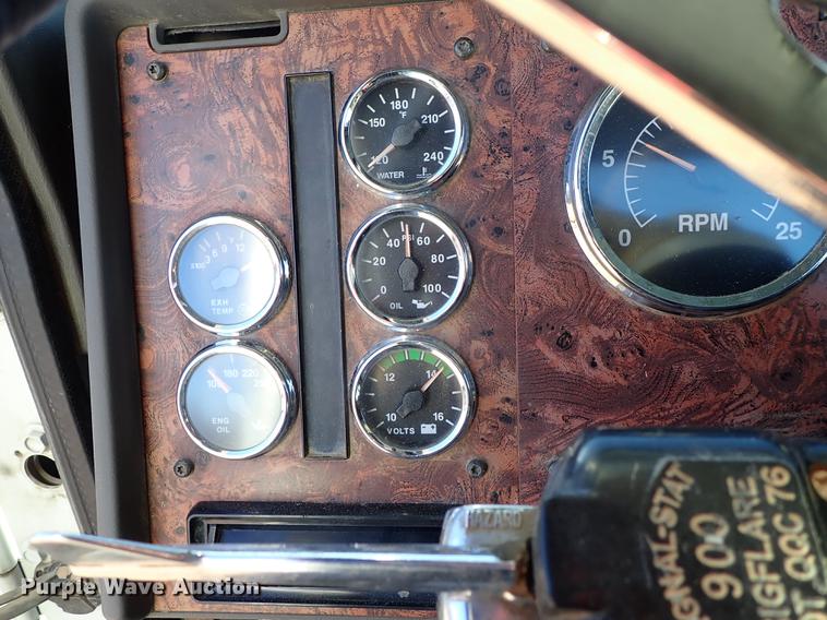 image for item DG2927 1999 International 9400 semi truck