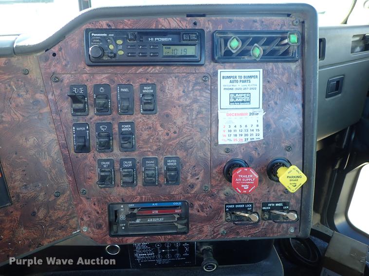 image for item DG2927 1999 International 9400 semi truck