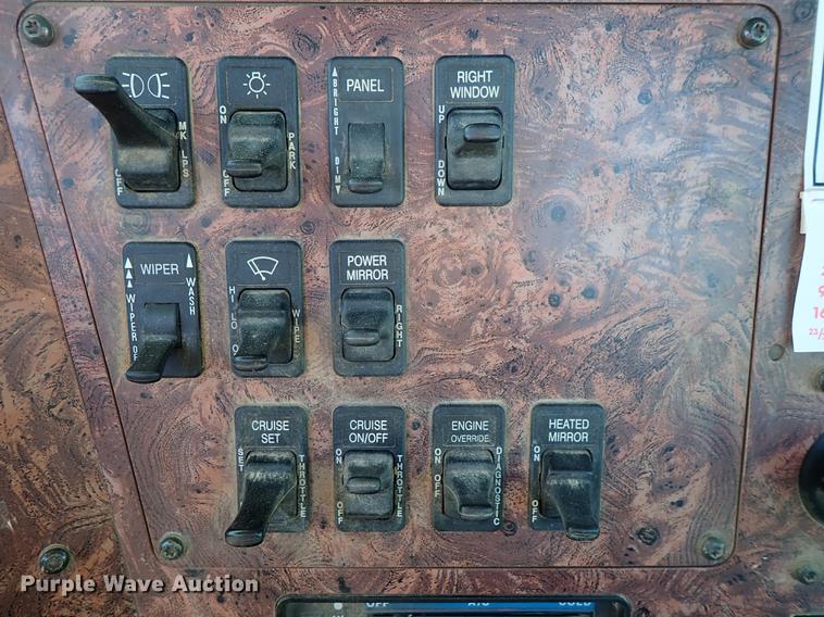 image for item DG2927 1999 International 9400 semi truck