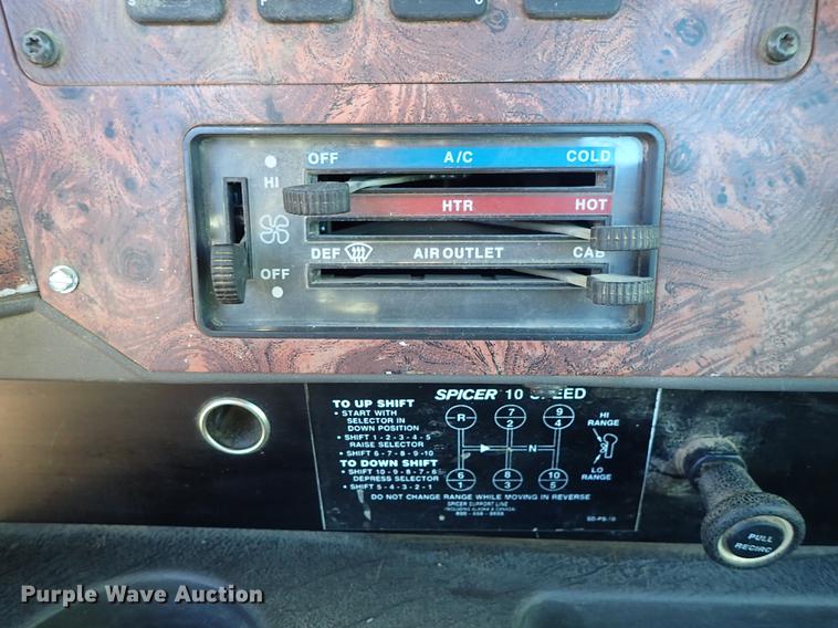 image for item DG2927 1999 International 9400 semi truck