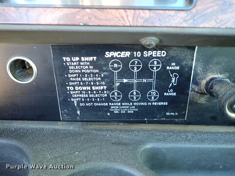 image for item DG2927 1999 International 9400 semi truck