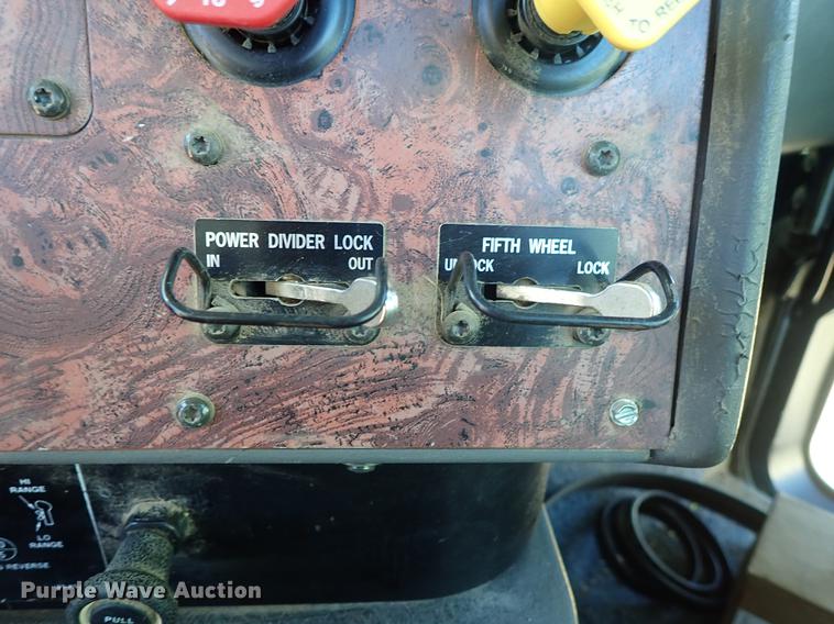 image for item DG2927 1999 International 9400 semi truck