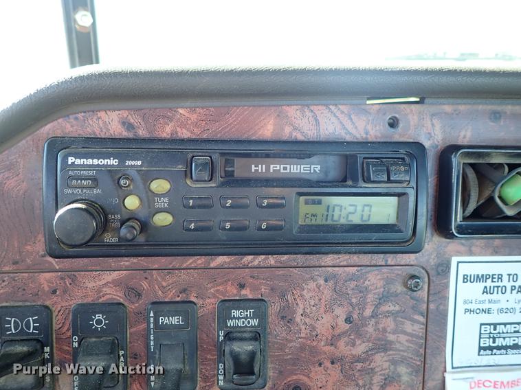 image for item DG2927 1999 International 9400 semi truck