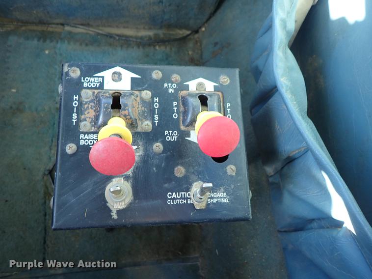 image for item DG2927 1999 International 9400 semi truck