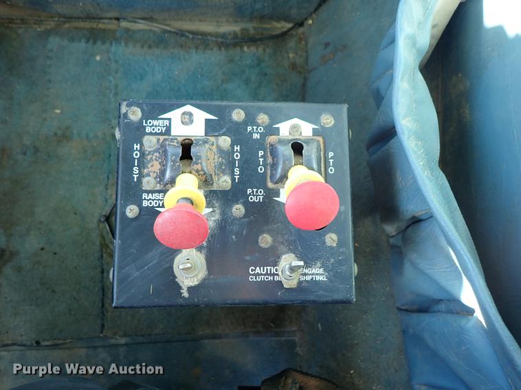 image for item DG2927 1999 International 9400 semi truck