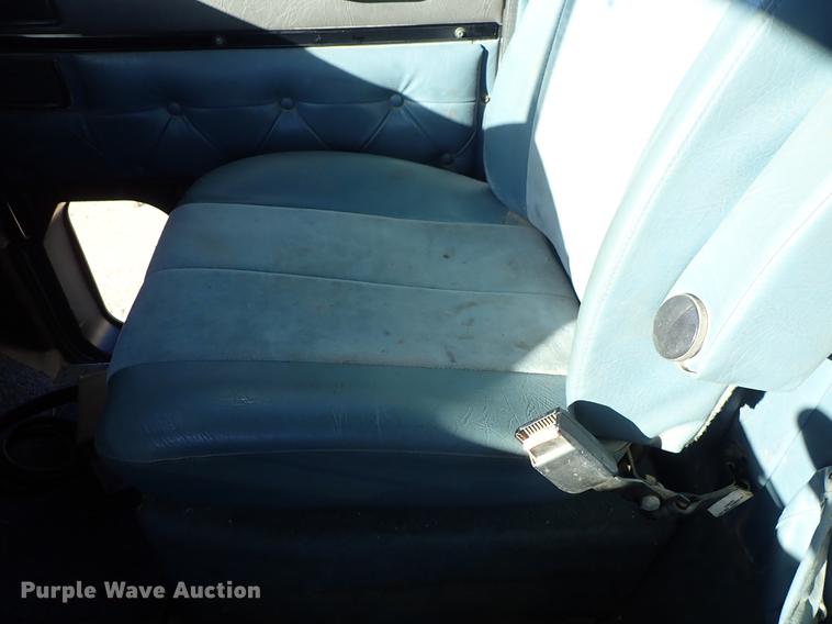 image for item DG2927 1999 International 9400 semi truck