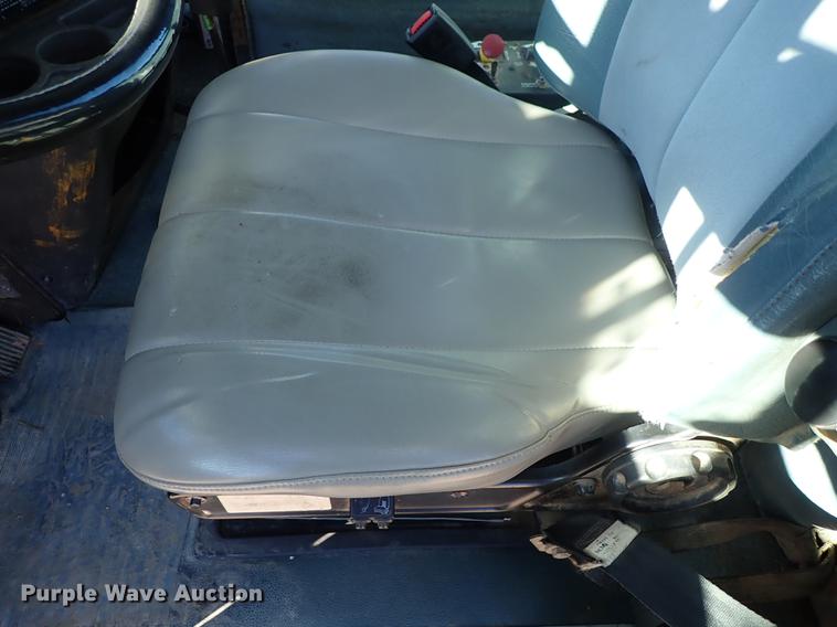 image for item DG2927 1999 International 9400 semi truck