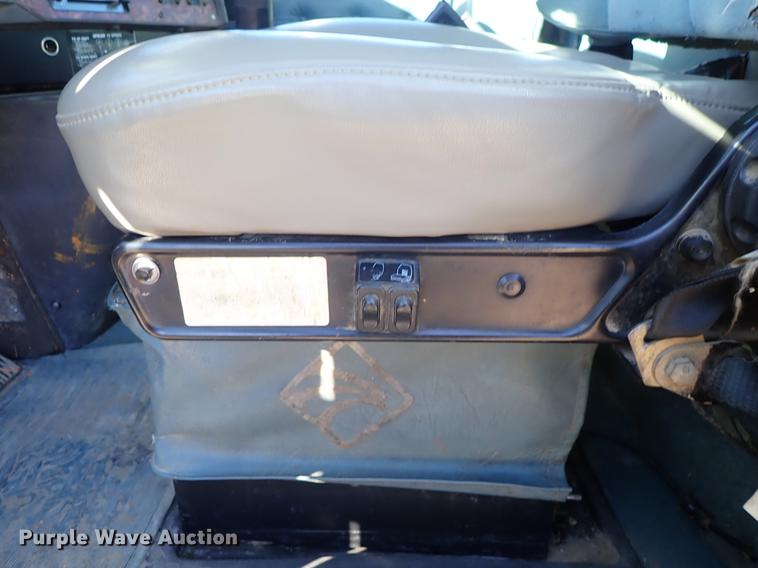 image for item DG2927 1999 International 9400 semi truck