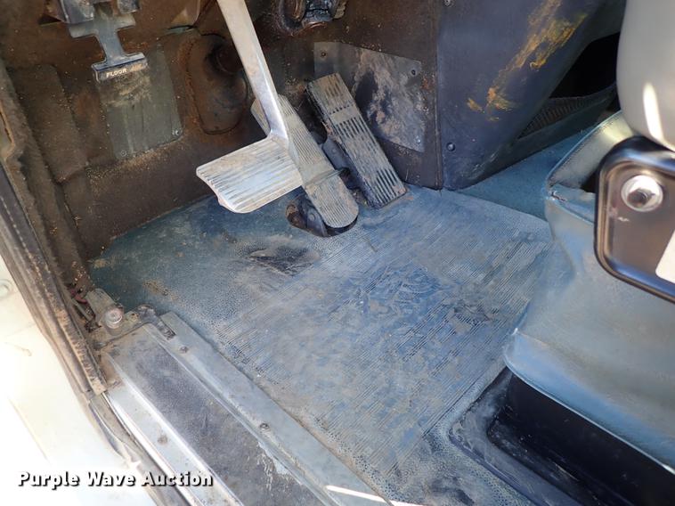 image for item DG2927 1999 International 9400 semi truck