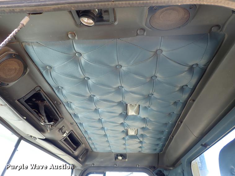 image for item DG2927 1999 International 9400 semi truck