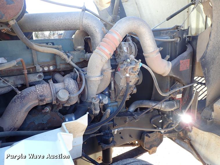 image for item DG2927 1999 International 9400 semi truck