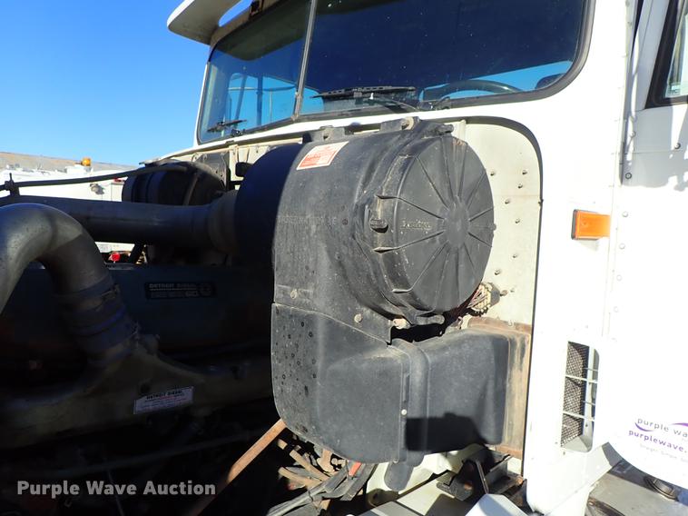 image for item DG2927 1999 International 9400 semi truck