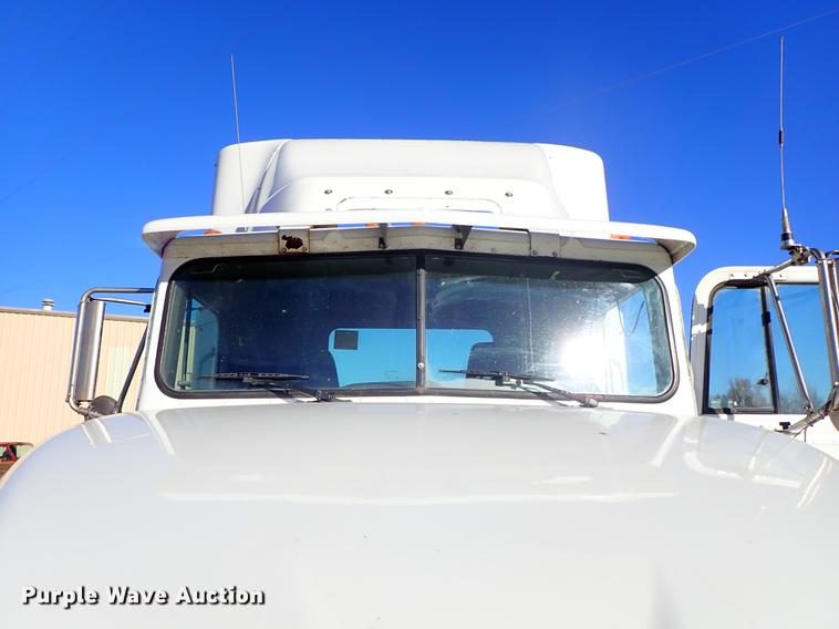 image for item DG2927 1999 International 9400 semi truck