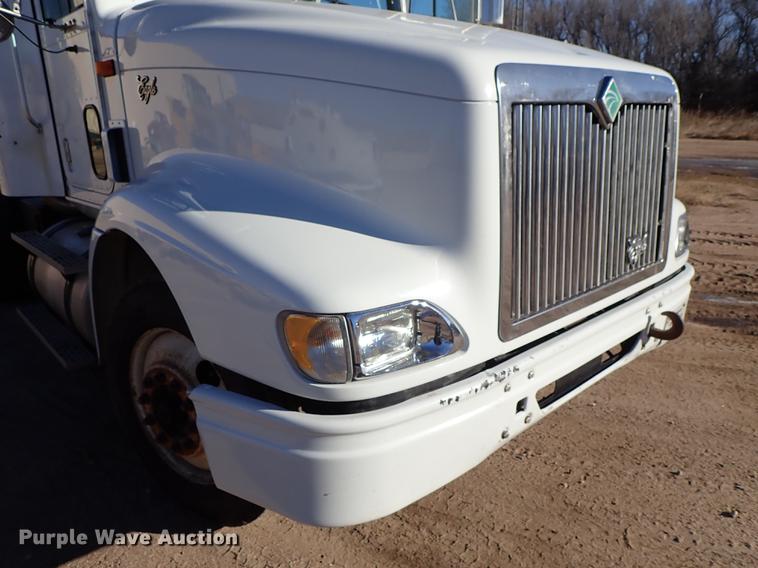 image for item DG2927 1999 International 9400 semi truck