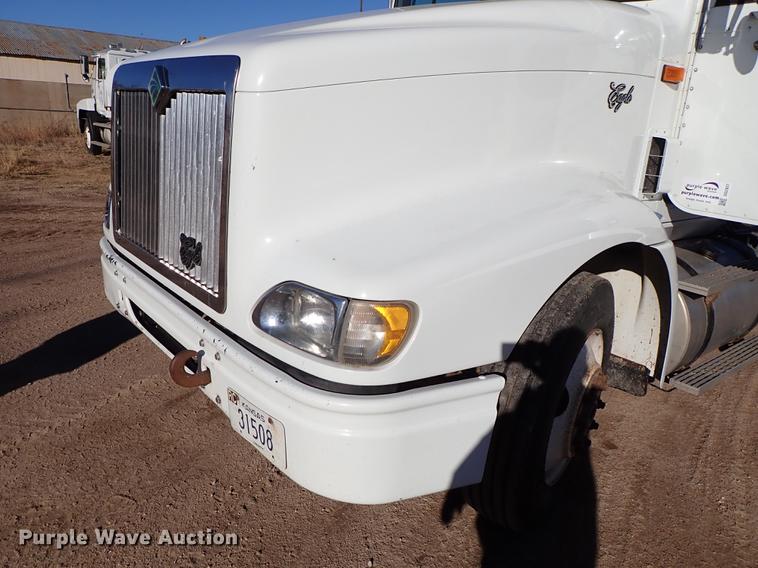 image for item DG2927 1999 International 9400 semi truck