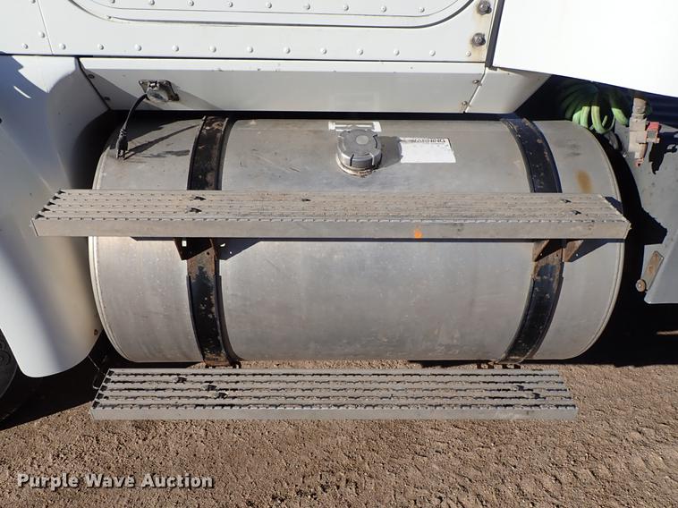 image for item DG2927 1999 International 9400 semi truck