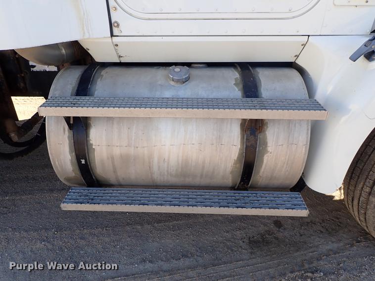 image for item DG2927 1999 International 9400 semi truck