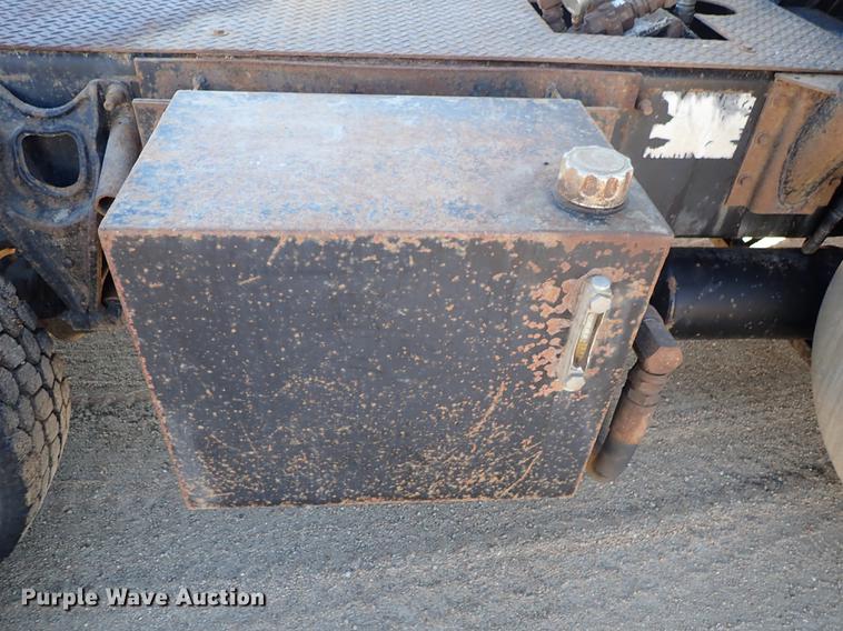 image for item DG2927 1999 International 9400 semi truck