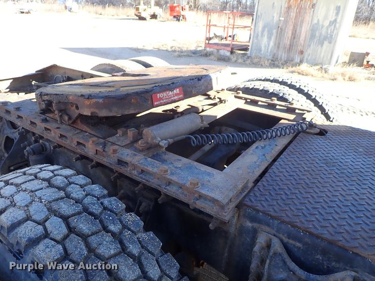 image for item DG2927 1999 International 9400 semi truck