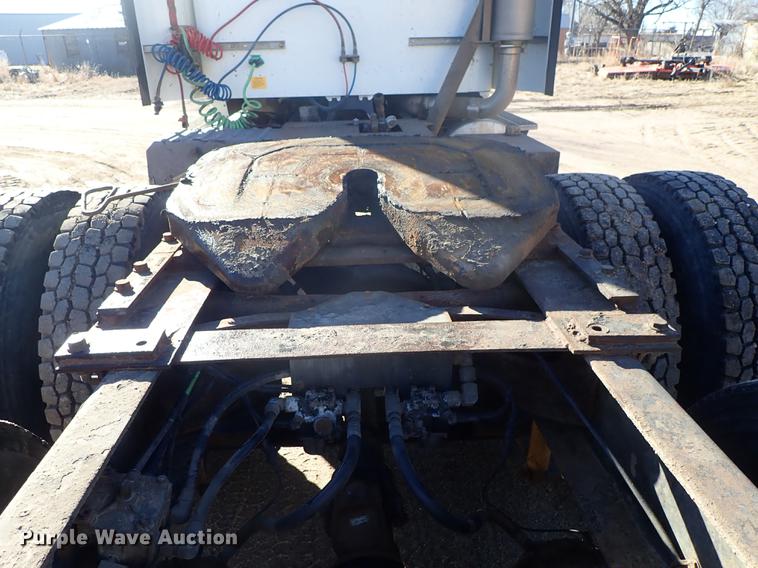 image for item DG2927 1999 International 9400 semi truck