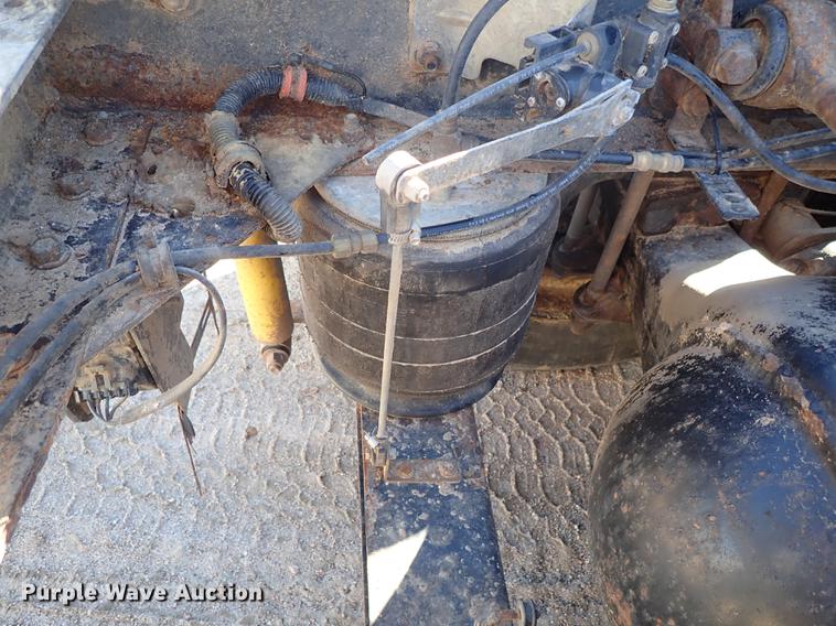 image for item DG2927 1999 International 9400 semi truck