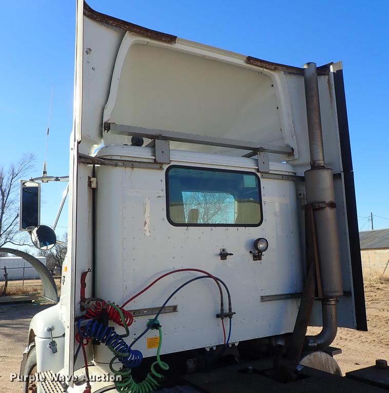 image for item DG2927 1999 International 9400 semi truck