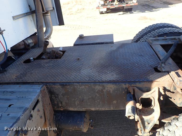 image for item DG2927 1999 International 9400 semi truck