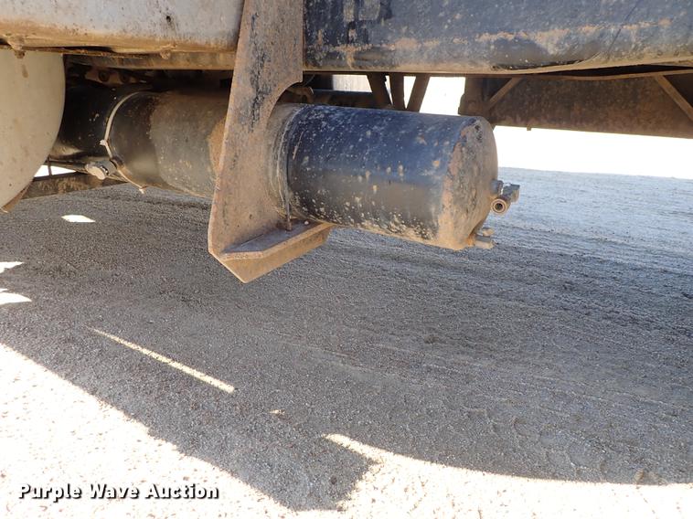 image for item DG2927 1999 International 9400 semi truck