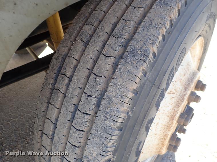 image for item DG2927 1999 International 9400 semi truck