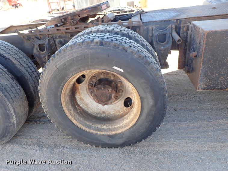 image for item DG2927 1999 International 9400 semi truck