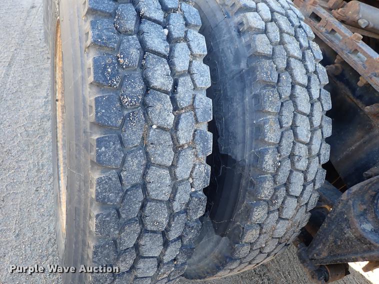 image for item DG2927 1999 International 9400 semi truck