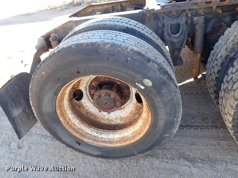 image for item DG2927 1999 International 9400 semi truck