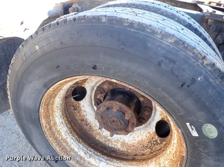 image for item DG2927 1999 International 9400 semi truck