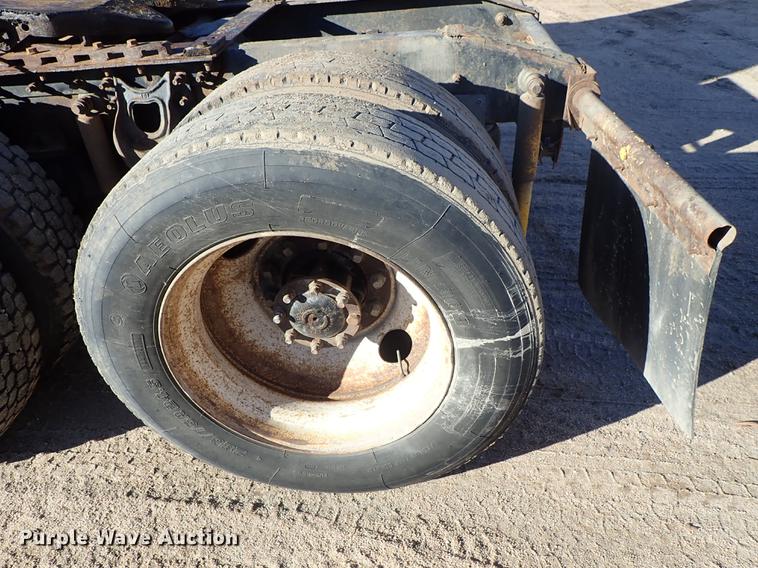 image for item DG2927 1999 International 9400 semi truck