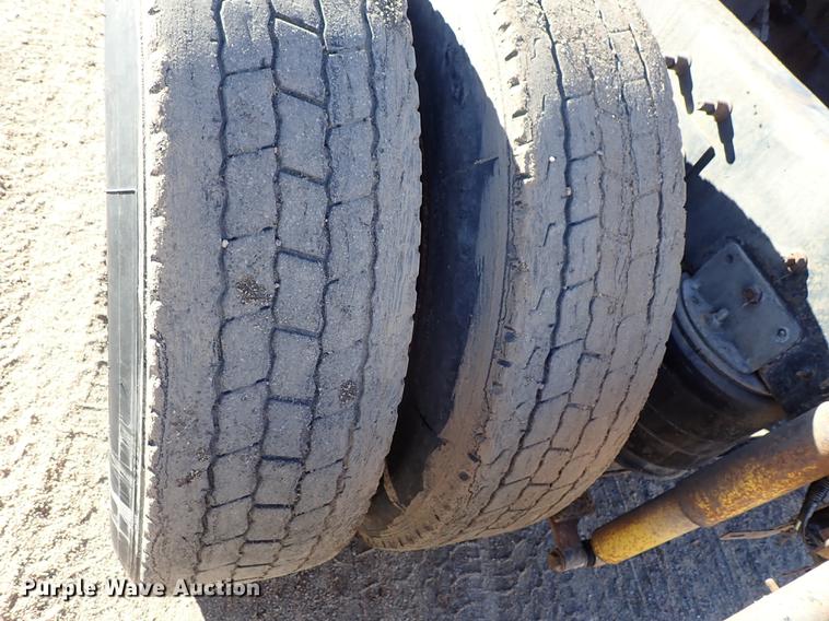 image for item DG2927 1999 International 9400 semi truck