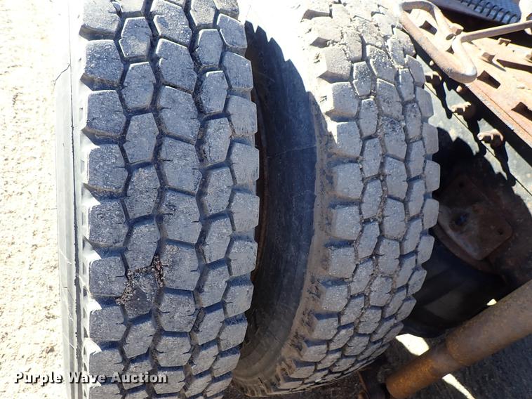 image for item DG2927 1999 International 9400 semi truck