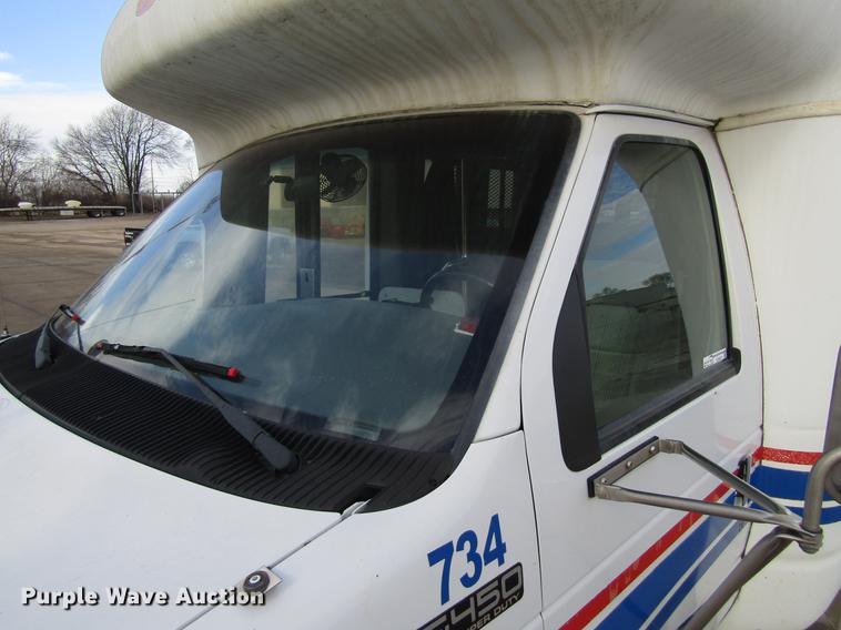 image for item EU9547 1999 Ford Econoline E450 shuttle bus