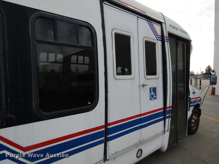 image for item EU9547 1999 Ford Econoline E450 shuttle bus