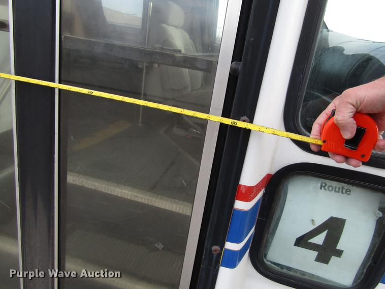 image for item EU9547 1999 Ford Econoline E450 shuttle bus