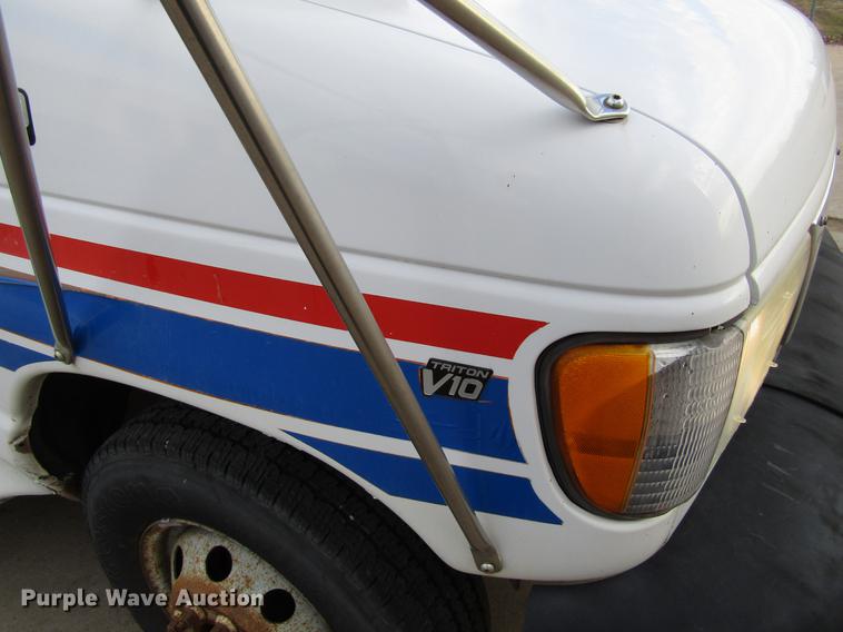 image for item EU9547 1999 Ford Econoline E450 shuttle bus