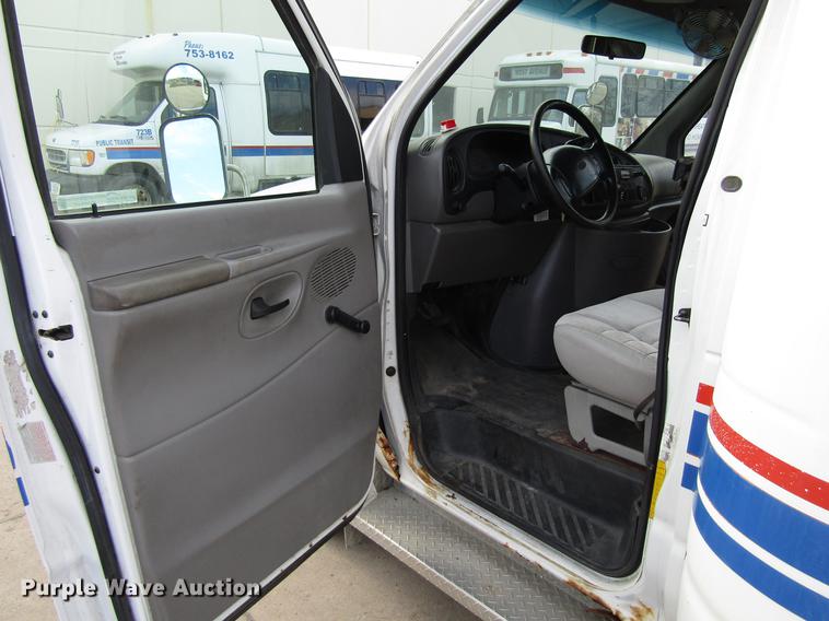 image for item EU9547 1999 Ford Econoline E450 shuttle bus