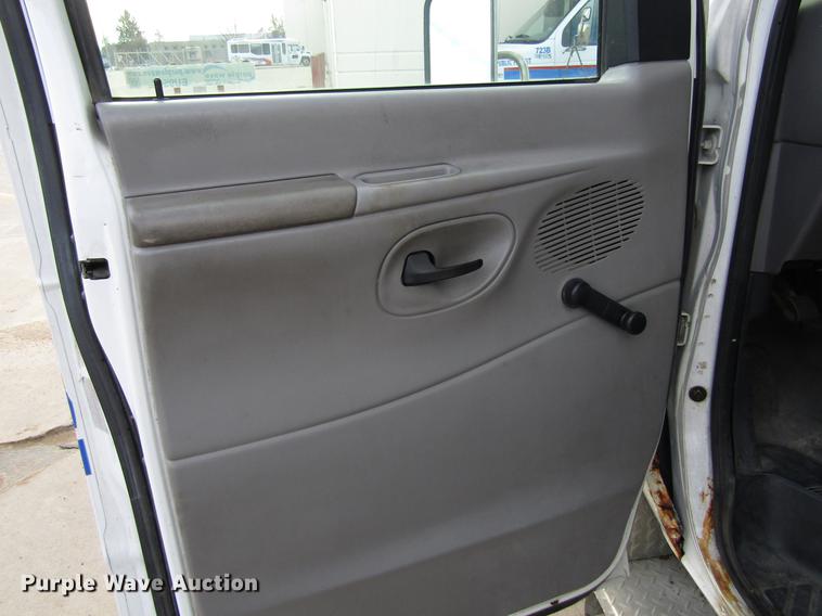 image for item EU9547 1999 Ford Econoline E450 shuttle bus
