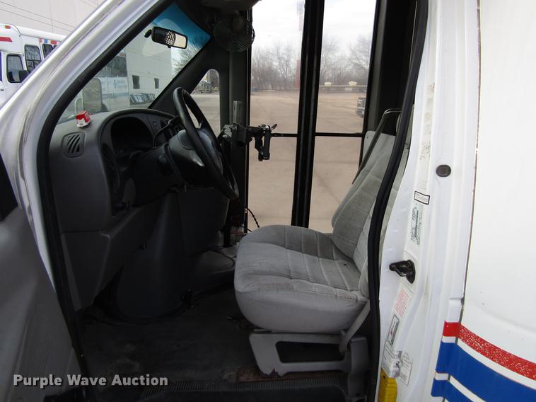 image for item EU9547 1999 Ford Econoline E450 shuttle bus