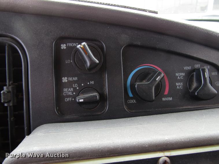 image for item EU9547 1999 Ford Econoline E450 shuttle bus