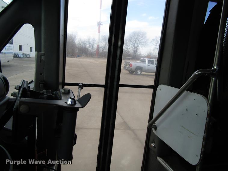 image for item EU9547 1999 Ford Econoline E450 shuttle bus