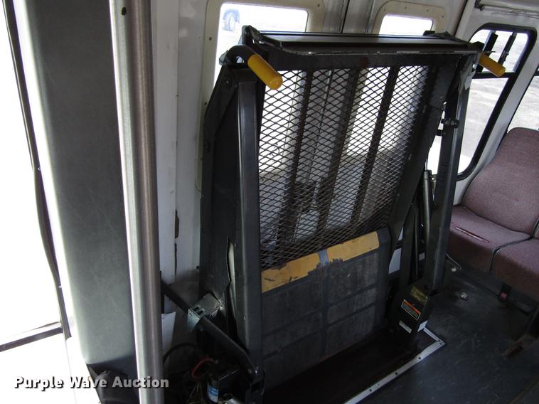 image for item EU9547 1999 Ford Econoline E450 shuttle bus